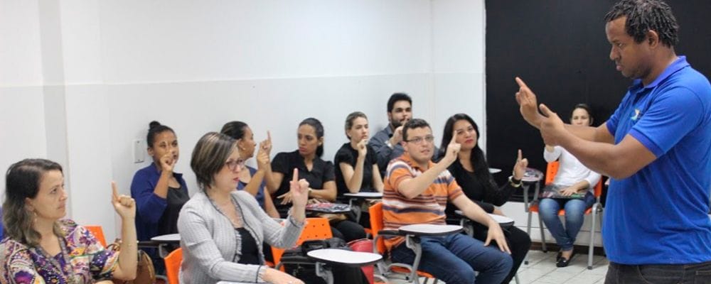 Colaboradores do Grupo Celi têm aulas de Libras no ILBJ